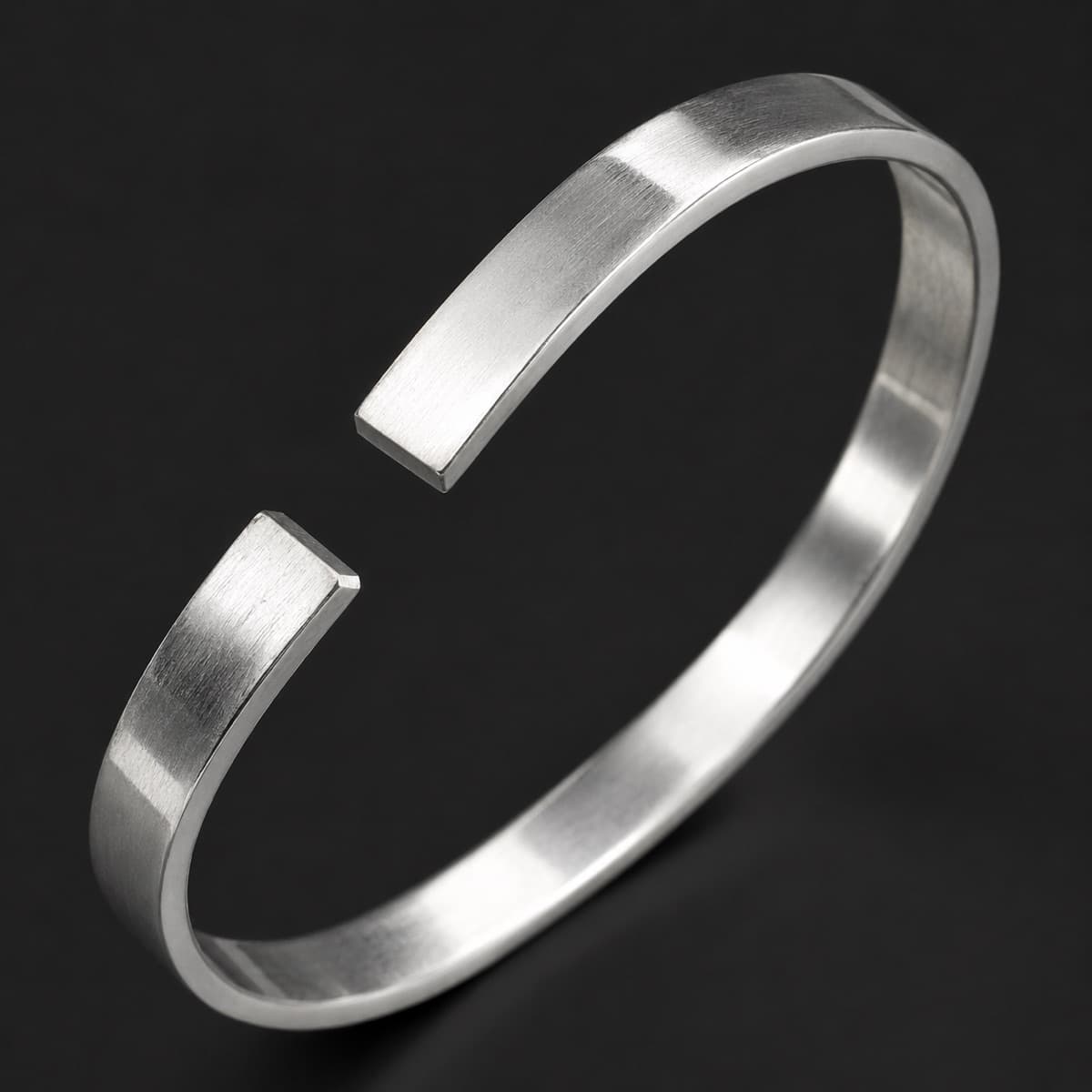 Cuff Open 6 mm in solid 925 sterling silver, photographed against a dark grey background