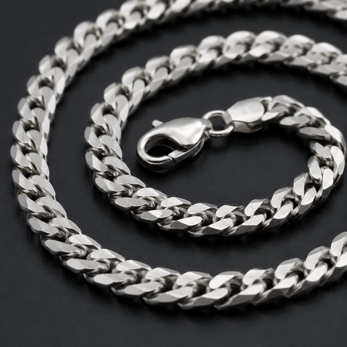 Curb Chain 2.5 mm in solid 925 sterling silver, photographed against a dark grey background